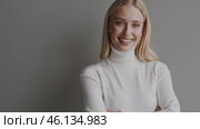 Confident businesswoman smiling with folded arms, studio portrait. Стоковое видео, видеограф Данил Руденко / Фотобанк Лори