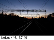 Яркий закат над железнодорожными путями. Осенний вечер. Стоковое фото, фотограф Александр Кузнецов / Фотобанк Лори