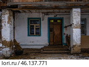 Вход в квартиру аварийного дома с галерейной планировкой. Редакционное фото, фотограф Илья Старков / Фотобанк Лори