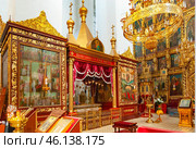 Город Псков. Кремль. Храм Троицы Живоначальной. Внутреннее убранство храма. Рака с мощами святых псковских князей. (2016 год). Редакционное фото, фотограф Зобков Юрий / Фотобанк Лори