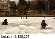 Зимняя рыбалка в черте города Москва/ Men ice fishing on a frozen lake. Men engaged in winter fishing on the lake in Moscow, Russia. Редакционное фото, фотограф Iva Noel / Фотобанк Лори