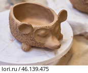 Handmade clay pot made of fireclay. Hedgehog. Стоковое фото, фотограф Кутина Татьяна / Фотобанк Лори