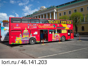 Туристический двухэтажный автобус с рекламой экскурсий по Санкт-Петербургу (2023 год). Редакционное фото, фотограф Анна Карасева / Фотобанк Лори
