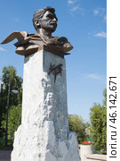 Памятник писателю Александру Грину на набережной в городе Кирове (2013 год). Редакционное фото, фотограф Солодовникова Елена / Фотобанк Лори