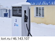 Старая бензораздаточная колонка. Бензоколонка для заправки автомобилей в зимний день (2022 год). Редакционное фото, фотограф Дмитрий Сакретарев / Фотобанк Лори