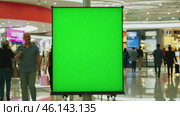 Green screen digital display in a shopping mall. Electronic billboard with blank green background a City Centre shopping area. Advertisement hoarding mock up template chroma key backdrop. 4K Video. Стоковое AI-видео, аниматор Марина Демидюк / Фотобанк Лори