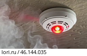 Fire Alarm, Smoke Detector, Fire Detector. Safety Device Installed at Ceiling. Smart Home Security System in Hotel, Apartment Room, Home or Office. For Service Engineering Company Site or Advertising. Стоковое AI-видео, аниматор Марина Демидюк / Фотобанк Лори