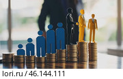 Paper people standing on a coin stacks. Insightful Analysis of Investment. Business Metrics, Performance Trends. Visual representation shows growth, success, achievement. Income gap. Market recovery. Стоковое AI-видео, аниматор Марина Демидюк / Фотобанк Лори