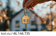 House Keys. Keys from new housing, dwellings among blurred real estate, apartment building. Relocation. Open entrance door, house shaped keychain. Door Keyring. Real estate, agent, insurance, property. Стоковое AI-видео, аниматор Марина Демидюк / Фотобанк Лори