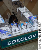 Торговый павильон ювелирного магазина sokolov в торгово-развлекательном центре. Редакционное фото, фотограф Юлия Юриева / Фотобанк Лори
