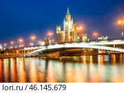 A high-rise building on Kotelnicheskaya embankment and Bolshoy Ustinsky bridge at night. Moscow (2010 год). Стоковое фото, фотограф Константин Лабунский / Фотобанк Лори