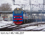 Тепловоз 2ТЭ25Км-0451 с составом цистерн на станции Автово, Санкт-Петербург (2020 год). Редакционное фото, фотограф Алексей Иванов / Фотобанк Лори