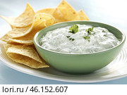 Traditional Greek Tzatziki dip sauce made with cucumber sour cream. Yogurt sauce with dill, lemon juice, olive oil. Served with toasted Za'atar Pita bread. Top view. Tarator, cacik or tartar. Стоковое AI-изображение, AI-художник Марина Демидюк / Фотобанк Лори
