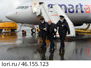 Полицейские выводят авиационного дебошира с борта самолёта (2020 год). Редакционное фото, фотограф Free Wind / Фотобанк Лори