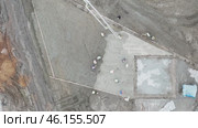 Concrete works from a top view by a quadcopter. Concrete workers are working on a construction site. Стоковое видео, видеограф Скрипачев Антон / Фотобанк Лори