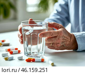 Руки пожилого человека держит стакан с водой, рядом на столе лежат таблетки. Стоковое AI-изображение, AI-художник Руслан Лесков / Фотобанк Лори