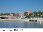 Летний вид на Москворецкую набережную, Московский Кремль и Большой Москворецкий мост. Москва, Россия (2024 год). Стоковое фото, фотограф Елена Коромыслова / Фотобанк Лори