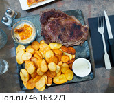 Entrecote with potato, julienne and cheese sauce. Стоковое фото, фотограф Яков Филимонов / Фотобанк Лори