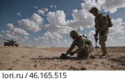 Soldiers planting explosives in desert training exercise. Стоковое видео, видеограф Данил Руденко / Фотобанк Лори
