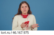 Confused Young Woman with Red Headphones Gesturing in Frustration. Стоковая анимация, аниматор Raquel Corcoles Mendez / Фотобанк Лори