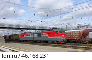 Электровоз ВЛ10-457 с грузовым поездом на станции Шарташ, Екатеринбург (2019 год). Редакционное фото, фотограф Алексей Иванов / Фотобанк Лори