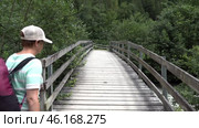Мостик через воды водопада Трюммельбах. Швейцария. Июль. Bridge over the waters of the Trummelbach waterfall. Switzerland. July. Стоковое видео, видеограф Горшков Александр / Фотобанк Лори