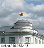 Флаг Тверской области на куполе  здания администрации. Тверь (2022 год). Стоковое фото, фотограф Александр Щепин / Фотобанк Лори