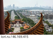 Двухярусный мост Wuhan Yangtze River Bridge построенный в 1957 году, с автомобильной и железной дорогами. Ухань, Китай (2024 год). Редакционное фото, фотограф Кекяляйнен Андрей / Фотобанк Лори