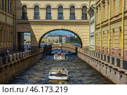 Туристические экскурсионные катера Петербург Эрмитаж Зимняя канавка Tourist excursion boats Petersburg Hermitage Winter Canal. Стоковое фото, фотограф Константин Козлов / Фотобанк Лори