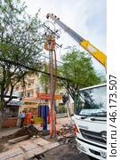 Vietnamese electricians at work (2016 год). Редакционное фото, фотограф Александр Подшивалов / Фотобанк Лори