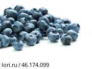 Freshly harvested blueberries piled on a white surface for culinary use or healthy snacking opportunities. Стоковое фото, фотограф Сергей Толмачёв / Фотобанк Лори