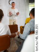 Male tutor giving lecture to group of men in study hall. Стоковое фото, фотограф Яков Филимонов / Фотобанк Лори