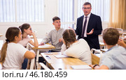 Male teacher lecturing to students at classroom. Стоковое фото, фотограф Яков Филимонов / Фотобанк Лори