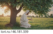 Jesus gently holding a small bird under a tree. Стоковое видео, видеограф Данил Руденко / Фотобанк Лори