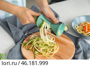 Woman making zucchini spaghetti. Стоковое фото, фотограф Pixel_shot / Фотобанк Лори