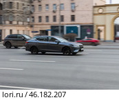 Серый автомобиль JAC J7 мчится по улице города на большой скорости. Вид сбоку на движущуюся машину. Редакционное фото, фотограф Константин Григорьев / Фотобанк Лори