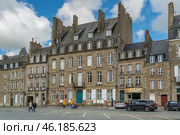 Dinan, Cotes-d'Armor, Brittany, France, 05.02.2019: View of the ancient stone houses on Champ Clos Square, on a sunny summer day. Редакционное фото, фотограф Ula Ulachka / Фотобанк Лори