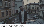 Young man posing on a rooftop in urban decay. Стоковое видео, видеограф Данил Руденко / Фотобанк Лори