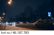 Движение автомобилей в Красногорске по Ильинскому шоссе ночью зимой в снегопад. Стоковое видео, видеограф Алиса Сокол / Фотобанк Лори