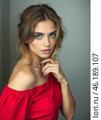 Женщина позирует для репортажной фотографии, элегантной красоты, рубина и лазурных глаз. Стоковое AI-изображение, AI-художник Николай Николенко / Фотобанк Лори
