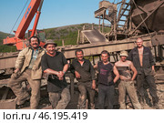 Бригада старателей-золотодобытчиков на фоне промприбора. Восточная Сибирь, Якутия (2010 год). Редакционное фото, фотограф Павел Просянов / Фотобанк Лори