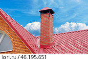 Кирпичная дымовая труба на фоне голубого неба. Brick smokestack isolated on background of blue sky. Стоковое фото, фотограф Татьяна Д / Фотобанк Лори