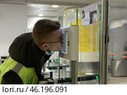 Алкорамка на проходной для персонала международного аэропорта Домодедово (2020 год). Редакционное фото, фотограф Free Wind / Фотобанк Лори