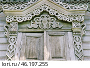 Резной наличник , оконные ставни старинного деревянного дома XIX века,на бывшей Продольно - Луковской ( ул. Рылеева, 7 . Астрахань).  Фото: 2005г. Редакционное фото, фотограф Павел Просянов / Фотобанк Лори
