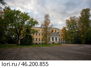 Санкт-Петербург. Стрельна. Троицкая Сергиева Приморская пустынь. Внутренний двор.  Церковь святого Валериана. Редакционное фото, фотограф Литвяк Игорь / Фотобанк Лори