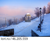 Winter sunny frosty landscape of the Kama River and the city embankment. A pedestrian route leading to the city embankment of the city of Perm past the rotunda. Russia. Winter 2025. Стоковое фото, фотограф Бузмакова Светлана / Фотобанк Лори