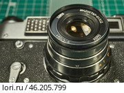 Karachev, Bryansk region Russia - February, 16, 2025: Retro photographic equipment of the USSR – FED-5 rangefinder film camera with an Industar-61L/D lens. Close-up. Virtual Museum of Electronics. Редакционное фото, фотограф Андрей Жигальцов / Фотобанк Лори