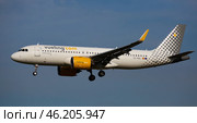 Vueling airbus EC-NAE landing in Barcelona-El Prat Airport (2020 год). Редакционное фото, фотограф Яков Филимонов / Фотобанк Лори