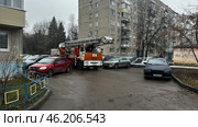 Автовышка во дворе жилого квартала. Редакционное фото, фотограф Антон Моргунов / Фотобанк Лори
