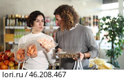 In store, couple near counter are looking at prawns or spiny dye-murex. Стоковое видео, видеограф Яков Филимонов / Фотобанк Лори